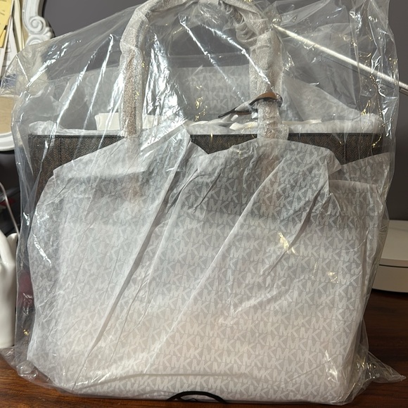 Michael Kors NWT Sinclair tote studded MK monogram brown - Picture 5 of 7